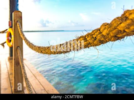 Heißen, tropischen Tag das Karibische Meer Pier mit Pergola Stockfoto