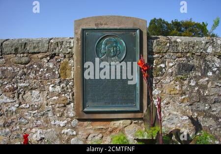 Gedenktafel für John Witherspoon, einen Gründungsvater der Vereinigten Staaten, in der Nähe der Yester Parish Church in seinem Geburtsort Gifford, East Lothian. Stockfoto