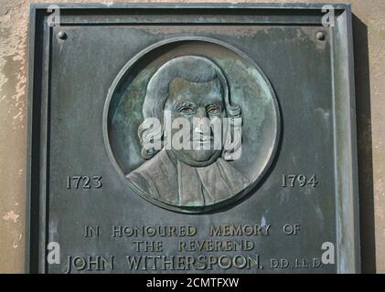 Bildnis von John Witherspoon, einem Gründungsvater der Vereinigten Staaten, auf einer Tafel in der Nähe der Yester Parish Church in seinem Geburtsort Gifford, East Lothian. Stockfoto