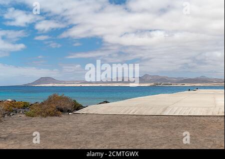 Hafen der Insel Lobos, in der Nähe von Fuerteventura, wo die Boote, die Touristen an- und aussteigen. Im Hintergrund sind die Dünen von Corralej Stockfoto