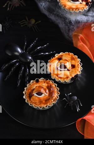 Halloween mini Creepy Auge Kuchen mit kirschfüllung Stockfoto