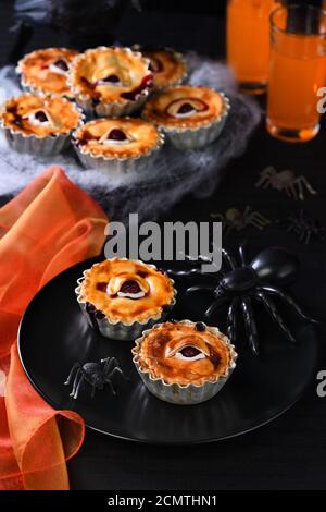 Halloween mini Creepy Auge Kuchen mit kirschfüllung Stockfoto