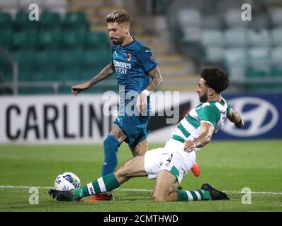 Roberto Lopes von Shamrock Rovers (rechts) fordert Samu Castillejo von AC Mailand während der UEFA Europa League, dem zweiten Qualifying Round-Spiel im Tallaght Stadium, Tallaght, heraus. Stockfoto