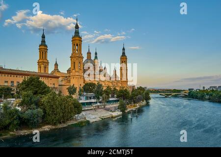 Panoramablick auf die Fassade der Kathedrale-Basilika von Nuestra Señora del Pilar und den Ebro-Fluss, Zaragoza, Aragon, Spanien, Europa Stockfoto