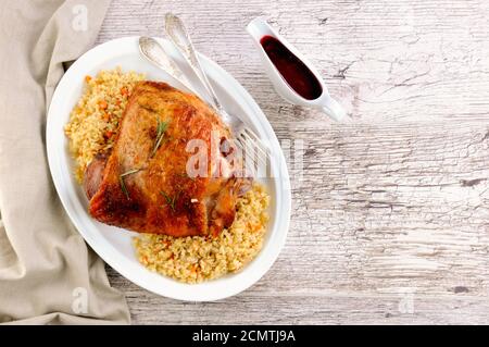 Ein Glas roten Sherry ist ideal für gebackene Türkei oberschenkel, mit Preiselbeersoße und Bulgur Pilaw Stockfoto