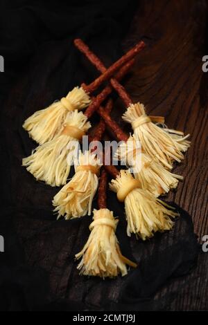 Hexen Besen der suluguni geräucherter Käse und Salami. Ursprüngliche Idee Halloween Snack. Stockfoto