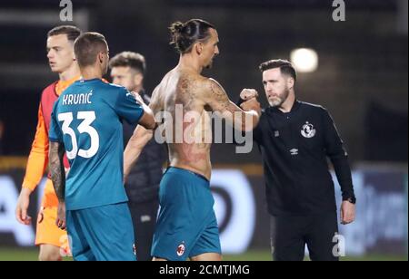 AC Mailands Zlatan Ibrahimovic begrüßt Shamrock Rovers-Manager Stephen Bradley nach dem Finalpfiff während der UEFA Europa League, dem zweiten Qualifying Round-Spiel im Tallaght Stadium, Tallaght. Stockfoto