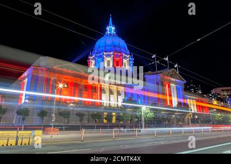 San Francisco City Hall leuchtet in rot, weiß und blau zu Ehren der amerikanischen Flagge auf National Flag Day, Independence Day, Kalifornien, USA. Stockfoto