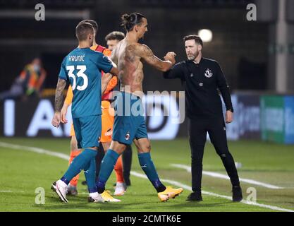AC Mailands Zlatan Ibrahimovic begrüßt Shamrock Rovers-Manager Stephen Bradley nach dem Finalpfiff während der UEFA Europa League, dem zweiten Qualifying Round-Spiel im Tallaght Stadium, Tallaght. Stockfoto