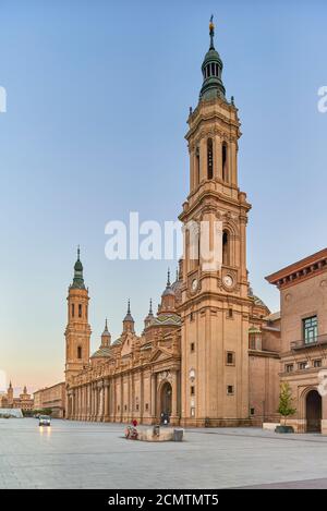 Panoramablick auf die Fassade der Kathedrale-Basilika von Nuestra Señora del Pilar in der Stadt Zaragoza, Aragon, Spanien, Europa Stockfoto