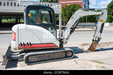 Ausgrabung mit einem schmalen Abschnitt Wellpappe Kunststoff Kabelschächte für die Produktion eines LWL-tk-Kabel Netz zu begraben. Stockfoto