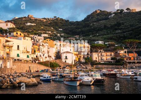 Marina Lobra, Massa Lubrense, Italien - August 23 2020: Hafen oder Hafen mit Yachten und Vergnügungshandwerken an der Sorrentinischen Küste am Abend Stockfoto