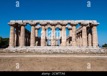 Archaischer Tempel oder erster Tempel von Hera in Paestum, Italien auch Basilika genannt, eine antike griechische Tempelruine Stockfoto