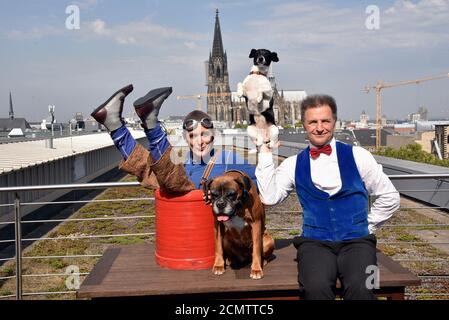 Köln, Deutschland. September 2020. Der Künstler Clown Barto und Entertainer Leonid Beljekow, l-r, posieren mit Hunden im PK für den Kölner Weihnachtszirkus, der in diesem Jahr vom 04. Dezember bis 03.01. Mit einem Hygienekonzept stattfindet. Quelle: Horst Galuschka/dpa/Alamy Live News Stockfoto