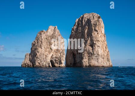 Capri Faraglioni Felsen Mezzo und Scopolo oder Faraglione di Fuori in der Bucht von Neapel, Italien, im Tyrrhenischen Meer Stockfoto
