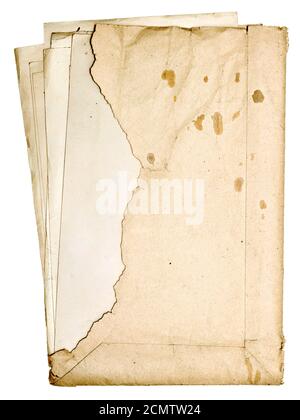 Stapeln von alten Papiere in einem zerrissenen Umschlag isoliert auf weißem Hintergrund Stockfoto