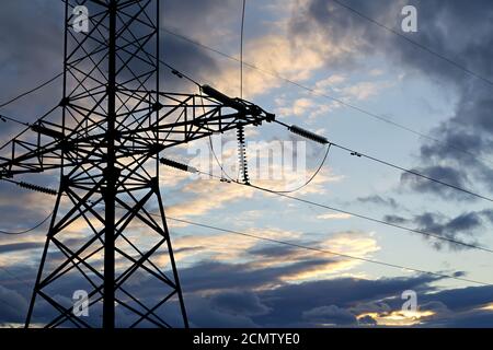 Stromleitung gegen den stürmischen Himmel Stockfoto