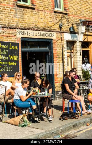 London, Vereinigtes Königreich - 13. September 2020: Columbia Road Flower Sunday Market. Die Menschen sind in Outdoor-Café zu reaxing Stockfoto