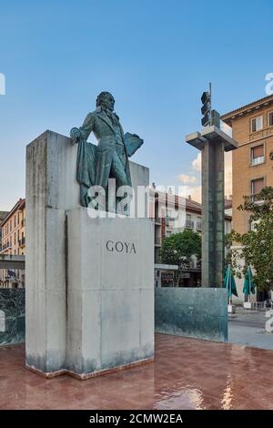 Brunnen mit dem Denkmal des spanischen Malers Francisco de Goya auf der Plaza del Pilar mit den goyescas in der Stadt Zaragoza, Aragon, Spanien. Stockfoto