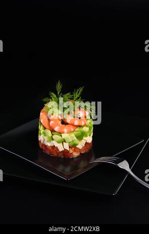 Tartar Avocado mit Mozzarella, Tomaten und Garnelen. Stockfoto