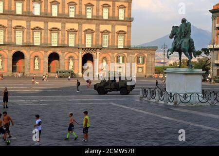 Königspalast von der berühmten Piazza del Plebiscito aus gesehen. Einer der größten Plätze Italiens. Szenen des täglichen Lebens. Stockfoto