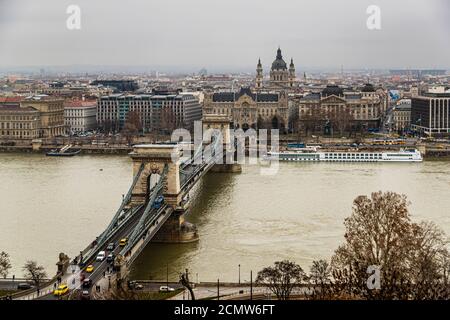 Blick über die Donau an der Kettenbrücke in Budapest, Ungarn Stockfoto