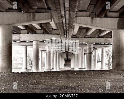 Unteransicht des eine Betonbrücke im Grunge-Stil Stockfoto