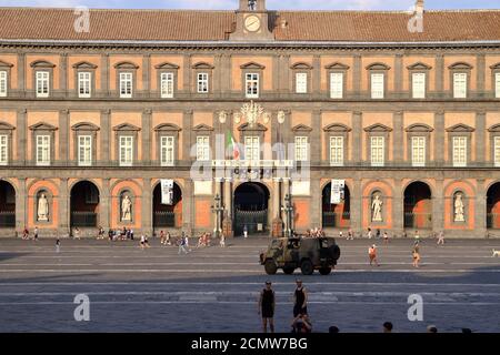 Königspalast von der berühmten Piazza del Plebiscito aus gesehen. Einer der größten Plätze Italiens. Szenen des täglichen Lebens. Stockfoto