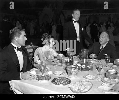 TYRONE POWER GENE TIERNEY CLIFTON WEBB und Regisseur EDMUND GOULDING am Set offen während der Dreharbeiten zur Partyszene in THE RAZOR'S EDGE 1946 Regisseur EDMUND GOULDING Roman W. Somerset Maugham Drehbuch Lamar Trotti Musik Alfred Newman Produzent Darryl F. Zanuck Twentieth Century Fox Stockfoto