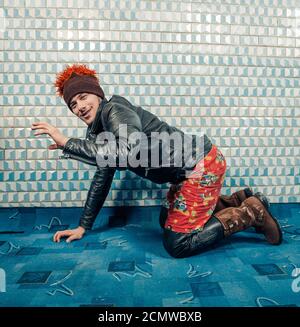 Junger Mann funky Porträt in bunten Kleidern innen Stockfoto