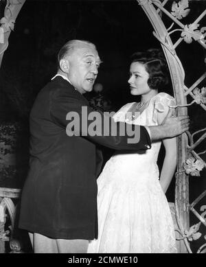 Regisseur EDMUND GOULDING und GENE TIERNEY am Set offen während der Dreharbeiten AN DER RAZOR'S EDGE 1946 Regisseur EDMUND GOULDING Roman W. Somerset Maugham Drehbuch Lamar Trotti Musik Alfred Newman Produzent Darryl F. Zanuck Twentieth Century Fox Stockfoto