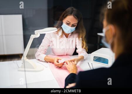 Nägel Reinigung Pflege Und Maniküre Service Mit Gesichtsmasken Stockfoto