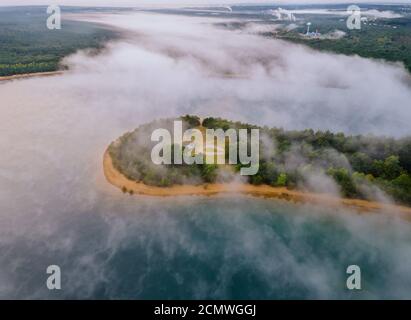 Morgen Luftbild See mit Nebel über Wasseroberfläche und sonnenaufgang über dem Wald Stockfoto