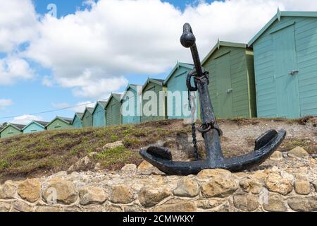 Foto des Ankers am Charmouth Beach mit Strandhütten Im Hintergrund Stockfoto