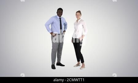 Erfolgreiche Geschäftsleute, Business Team auf Farbübergang Hintergrund posiert. Stockfoto