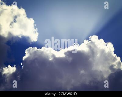 Strahlen der Sonne macht seinen Weg hinter den Wolken Stockfoto