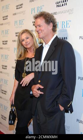 LAS VEGAS - OKTOBER 04: Kathy Hilton und Rick Hilton besuchen am 4. Oktober 2008 die 25. Geburtstagfeier ihrer Tochter Nicky Hilton im PURE Nightclub in Las Vegas, Nevada. Personen: Kathy Hilton, Rick Hilton Kredit: Storms Media Group/Alamy Live News Stockfoto