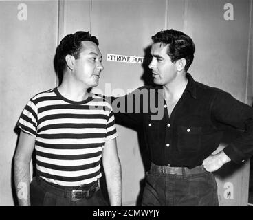 TYRONE POWER outside his Dressing Room mit seinem Einstand TOMMY NOONAN am Set Candid während der Dreharbeiten ZU THE RAZOR'S EDGE 1946 Regisseur EDMUND GOULDING Roman W. Somerset Maugham Drehbuch Lamar Trotti Musik Alfred Newman Produzent Darryl F. Zanuck Twentieth Century Fox Stockfoto