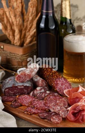 Antipasti Gericht mit Speck, Jerky, Salami, knusprige Grissini mit Käse. Ein Fleisch Vorspeise ist ein großer i Stockfoto