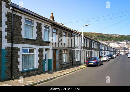 Ferndale, Rhondda Valley, Wales - September 2020: Traditionelle Reihenhäuser im Rhondda Valley. Stockfoto