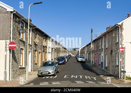 Ferndale, Rhondda Valley, Wales - September 2020: Traditionelle Reihenhäuser im Rhondda Valley. Das Gebiet wurde auf der 16 S örtlich gesperrt Stockfoto