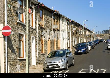 Ferndale, Rhondda Valley, Wales - September 2020: Traditionelle Reihenhäuser im Rhondda Valley. Stockfoto