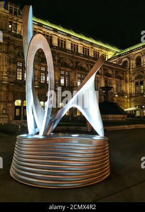 Alban Berg Statue vor der Wiener Staatsoper bei Nacht. Stockfoto