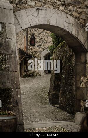 Gewölbter Korridor über einem geschwungenen Steinweg in einem alten Burg Stockfoto