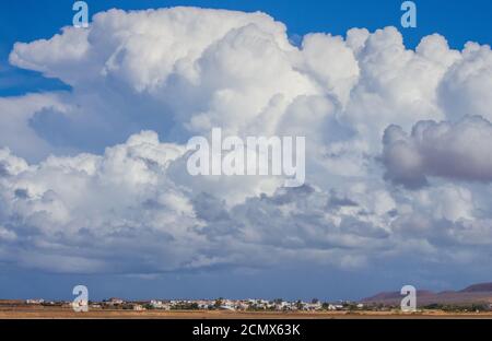 Fuerteventura, Wolken über einem typischen kanarischen Dorf mit weißen Häusern in Ein Wüstengebiet Stockfoto