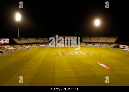 17. September 2020; Emirates Old Trafford, Manchester, Lancashire, England; Vitality Blast T20 Cricket, Lancashire Lightning gegen Yorkshire Vikings; das zweite Vitality Blast Match zwischen den beiden Grafschaften wird vor einem zuschauerfreien Emirates Old Trafford ausgetragen Stockfoto