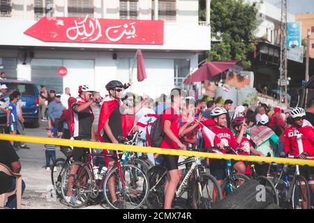 Nabatieh, Süd / Libanon: Eine Gruppe junger Menschen auf Fahrrädern mit Libanon-Flaggen Stockfoto