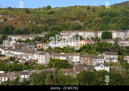 Ferndale, Rhondda Valley, Wales - September 2020: Traditionelle Terrassenhäuser an der Seite des Rhondda-Tals in Wales. Die Anlage unterliegt einer l Stockfoto