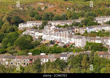 Ferndale, Rhondda Valley, Wales - September 2020: Traditionelle Terrassenhäuser an der Seite des Rhondda-Tals in Wales. Die Anlage unterliegt einer l Stockfoto