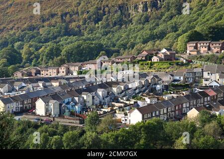 Ferndale, Rhondda Valley, Wales - September 2020: Traditionelle Reihenhäuser im Rhondda Valley. Stockfoto